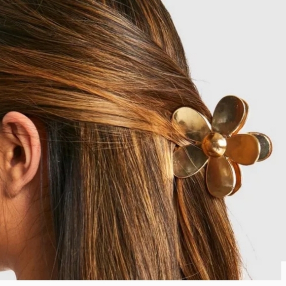 🔹️ Piper K🔹️ Stunning Golden tone Flower Metal  Hair Claw Clips set of 2 - Picture 2 of 2